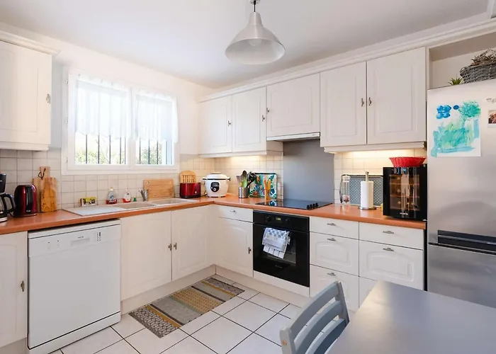 Pavillon Climatise 6 Pers Proche Avec Terrasses, Wifi, Parking Prive, Et Confort A Narbonne-plage - Fr-1-409-209 *